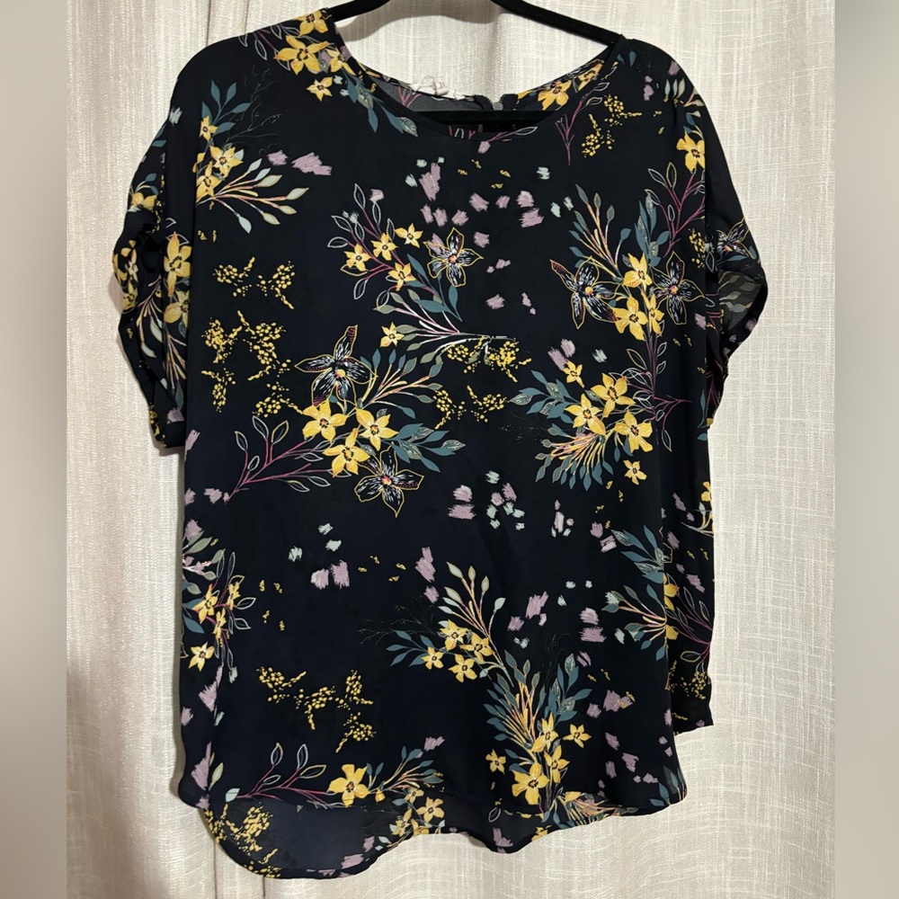 Floral blouse with zipper back and shot sleeves